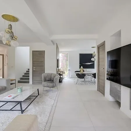 Twin Luxurious 8 Bedroom Pool In *