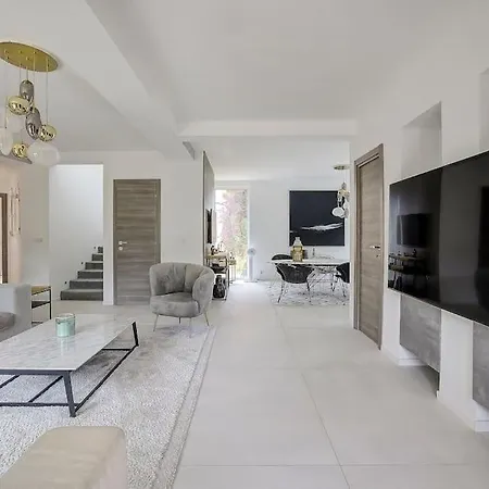 Twin Luxurious 8 Bedroom Pool In
