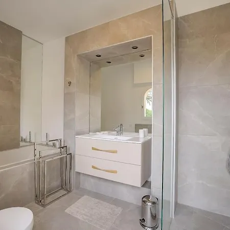 Twin Luxurious 8 Bedroom Pool In Vila